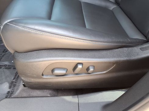 Used 2023 Cadillac XT4 Luxury w/ Cold Weather Package FWD image 21