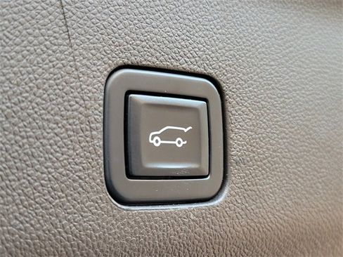 Used 2022 Chevrolet Tahoe Z71 w/ Luxury Package image 19