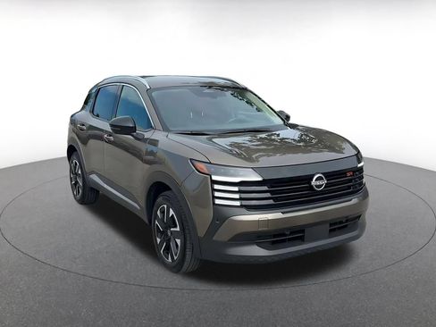 Used 2026 Nissan Kicks SR AWD/4WD image 3