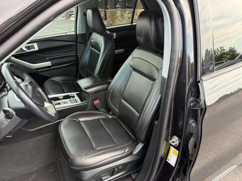 Used 2022 Ford Explorer XLT w/ Equipment Group 202A RWD image 12