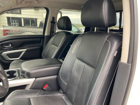 Used 2018 Nissan Titan PRO-4X w/ Pro-4x Convenience Package AWD/4WD image 17