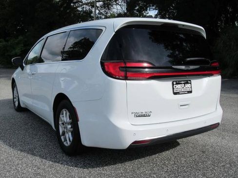 Certified 2023 Chrysler Pacifica Touring-L FWD image 5