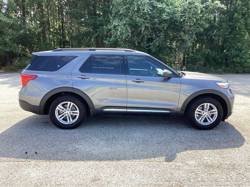 Used 2022 Ford Explorer XLT w/ Equipment Group 202A image 4