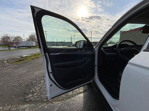 Used 2023 Jeep Grand Cherokee Limited image 20