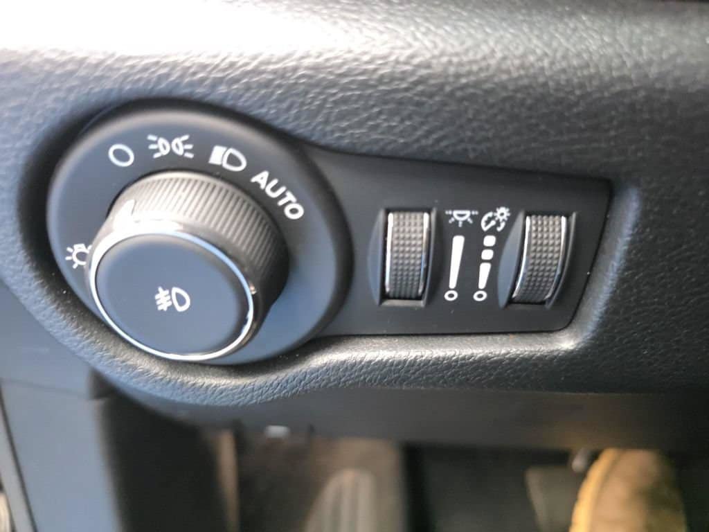 Used 2025 Chrysler Pacifica Limited FWD image 25