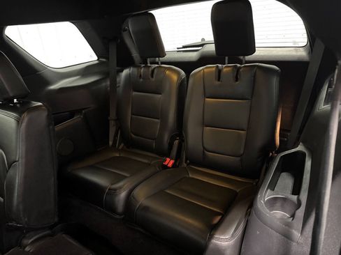 Used 2017 Ford Explorer XLT w/ XLT Technology Feature Bundle AWD/4WD image 13