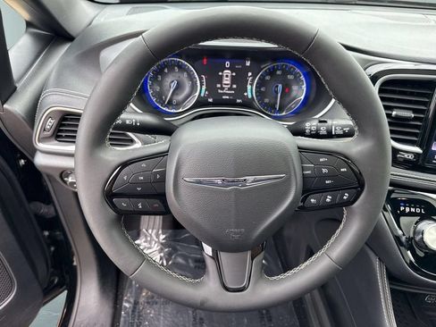 Used 2025 Chrysler Pacifica Limited FWD image 19