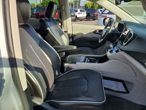 Used 2023 Chrysler Pacifica Limited FWD image 17