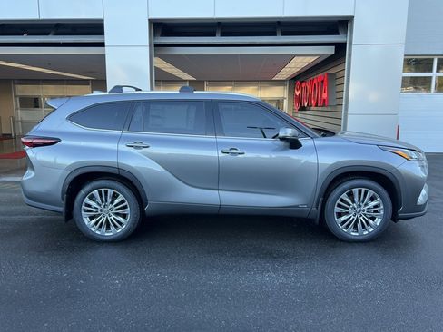 New 2025 Toyota Highlander Platinum image 4