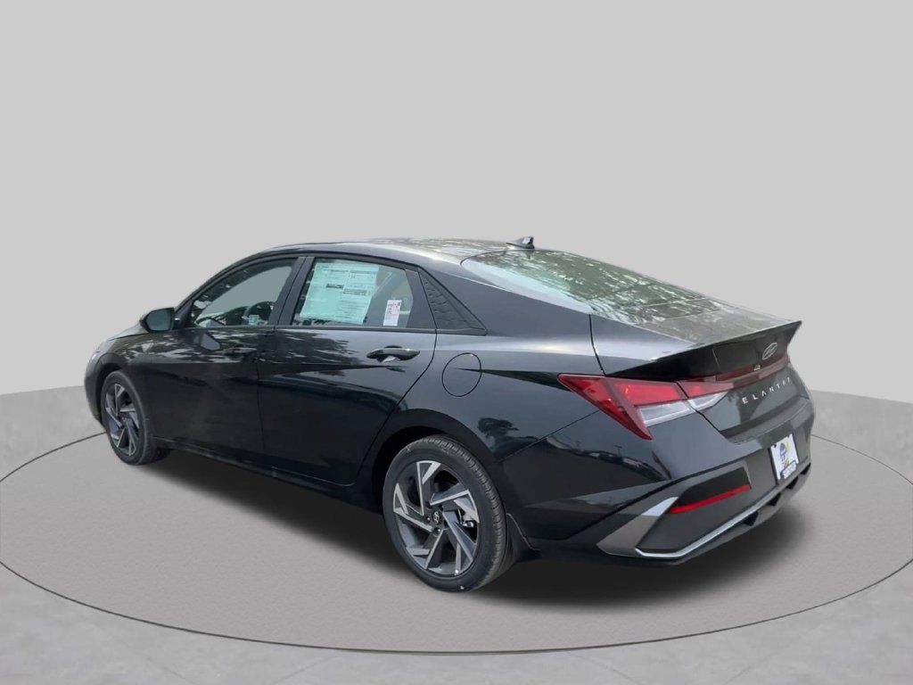 Used 2025 Hyundai Elantra Sport FWD image 18