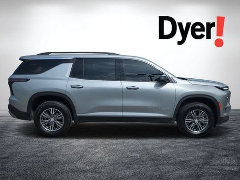 Used 2025 Chevrolet Traverse LT FWD image 2