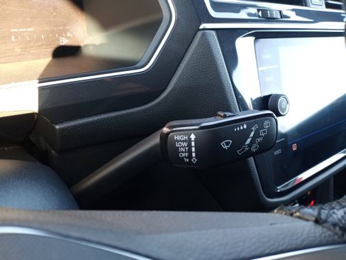 Used 2022 Volkswagen Tiguan SE R-Line image 15