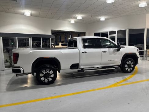 Used 2024 GMC Sierra 3500 Denali w/ Denali Reserve Package AWD/4WD image 10