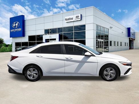 Certified 2026 Hyundai Elantra SE FWD image 4