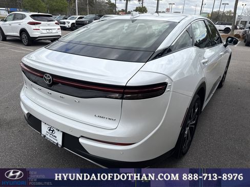 Used 2023 Toyota Crown image 4