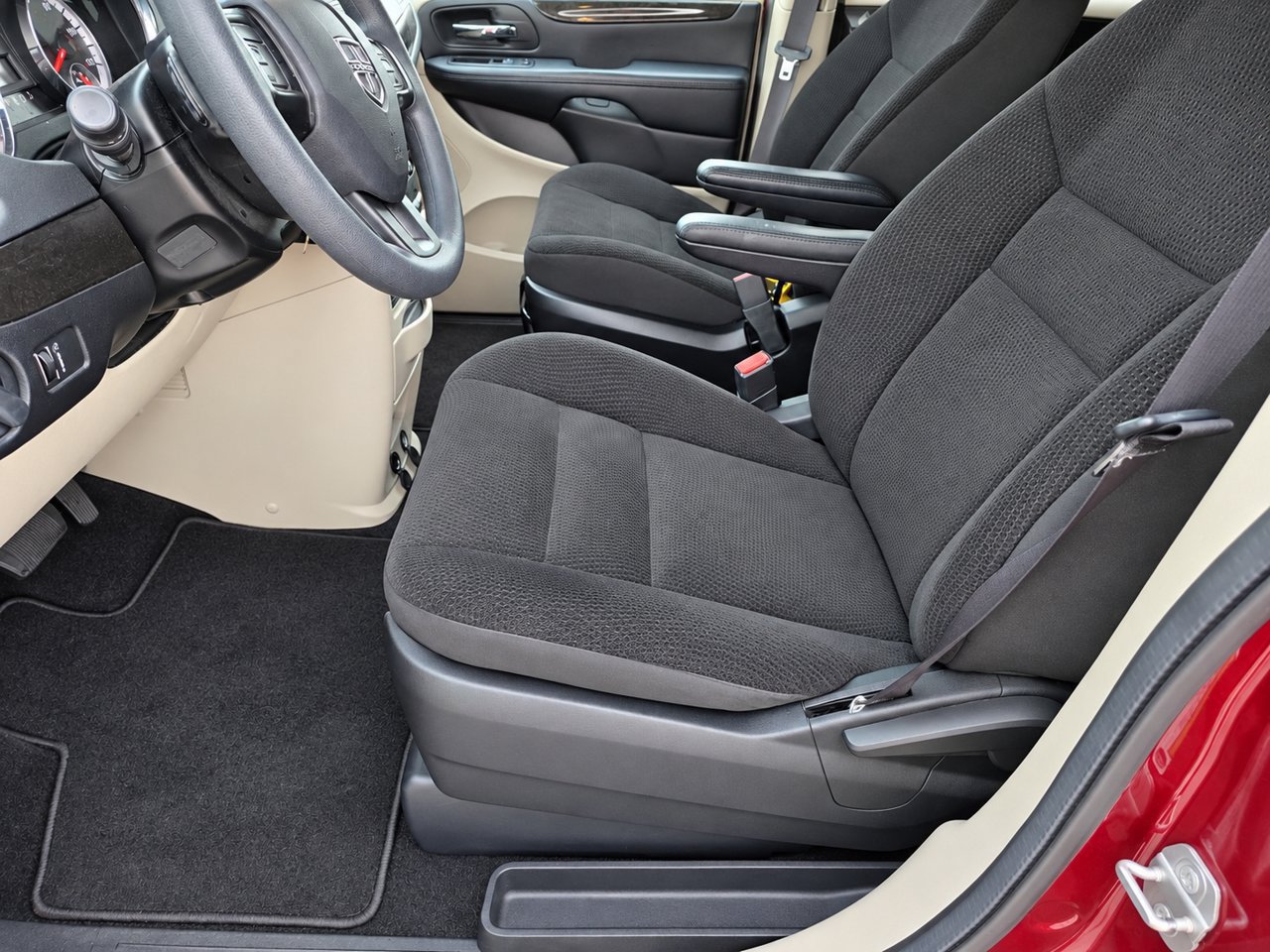 Used 2019 Dodge Grand Caravan SE FWD image 13