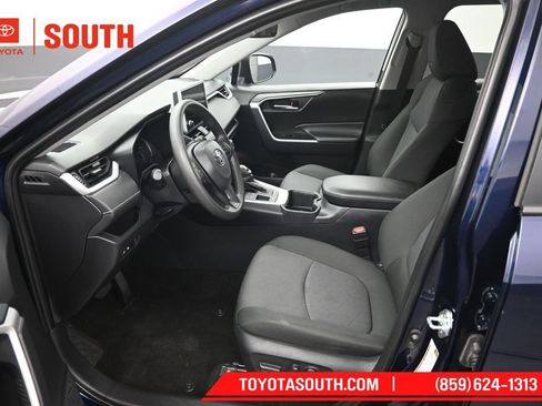 Used 2025 Toyota RAV4 XLE AWD/4WD image 9