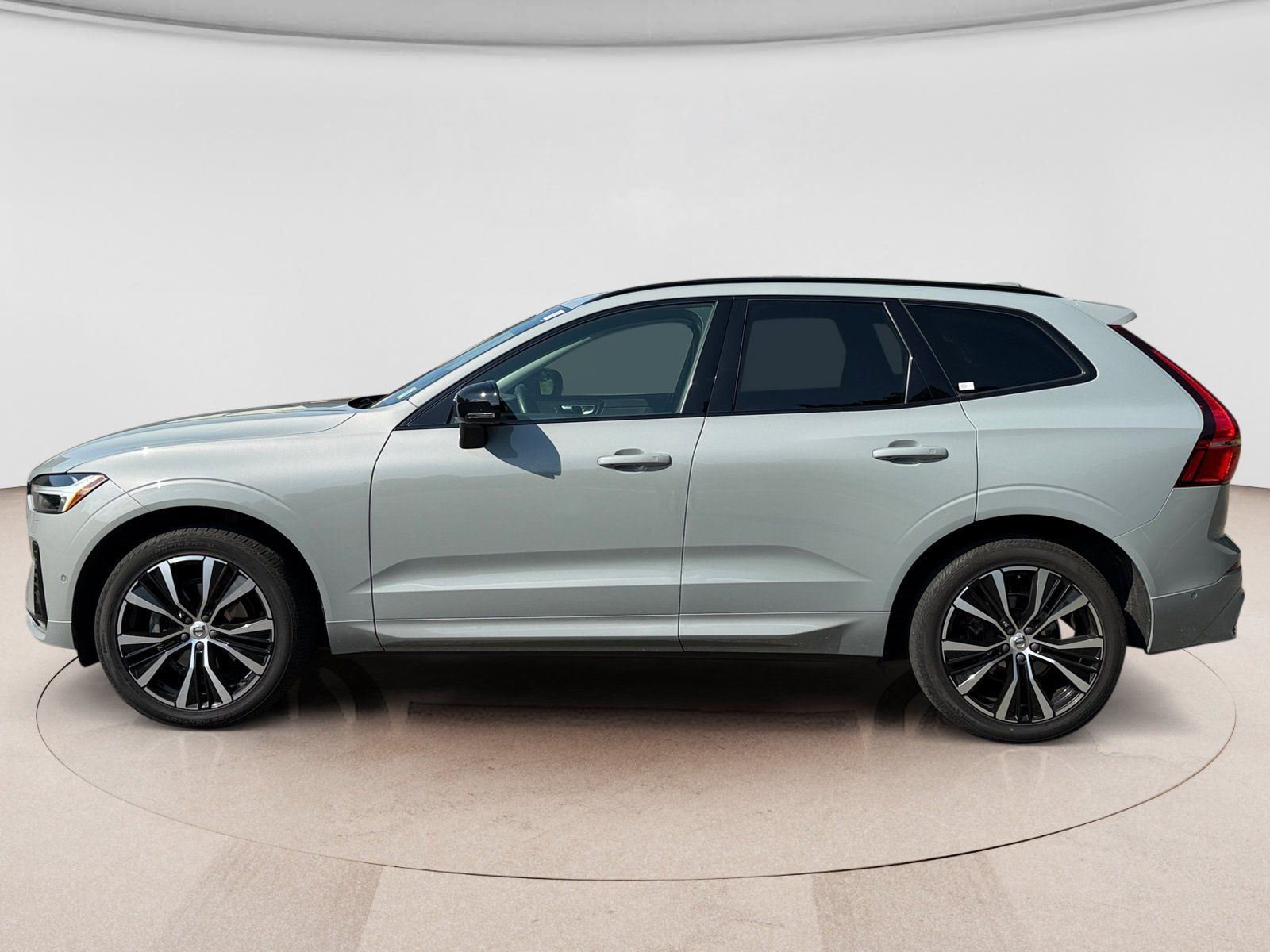 Used 2024 Volvo XC60 B5 Plus w/ Protection Package Premier AWD/4WD image 2