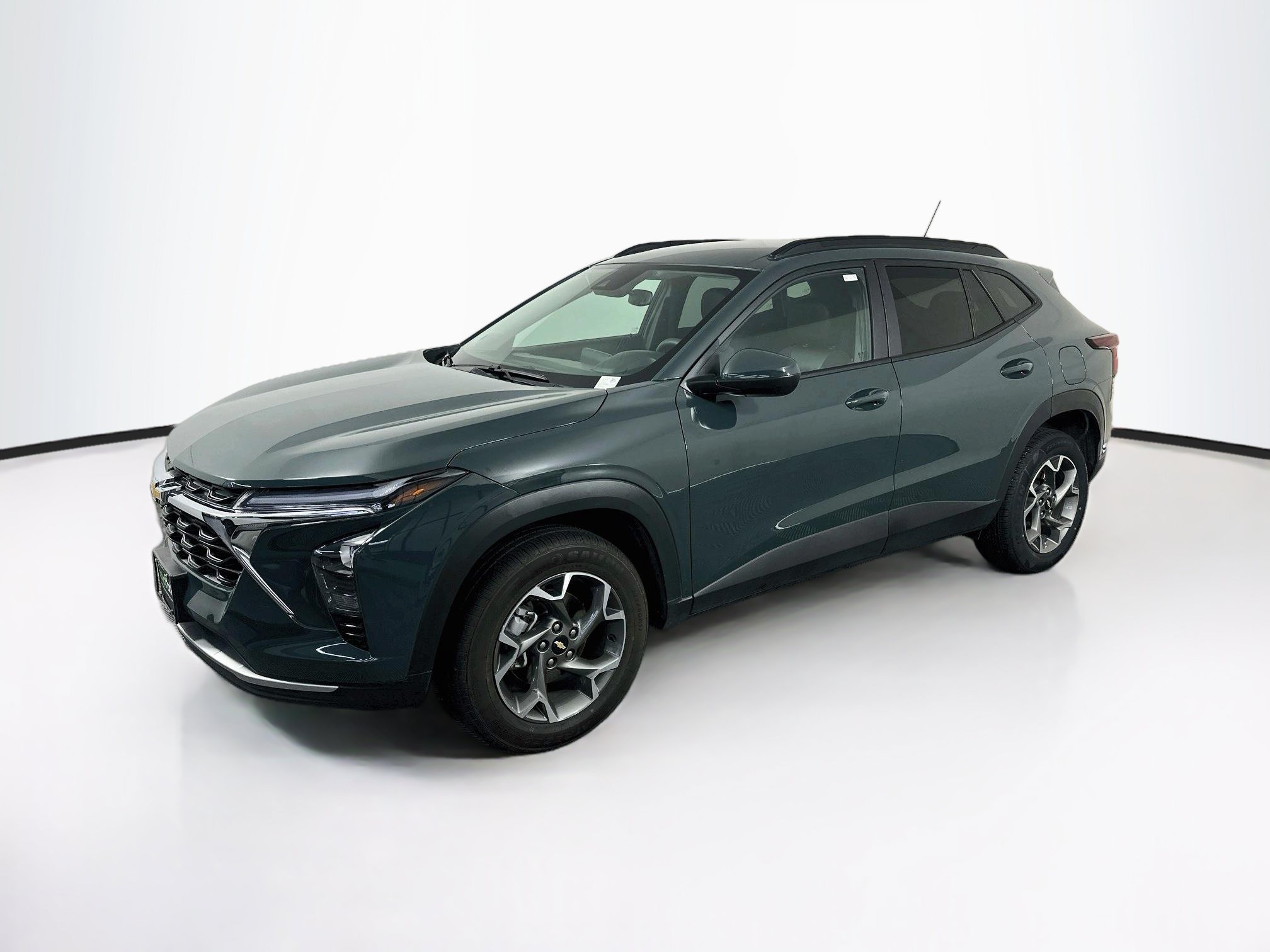 Used 2025 Chevrolet Trax LT FWD image 3