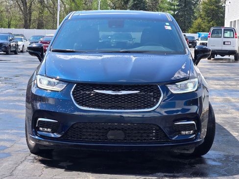 Used 2025 Chrysler Pacifica Select image 4