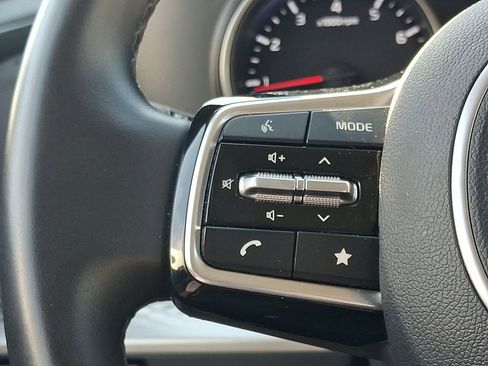 Used 2024 Kia Carnival LX FWD image 21