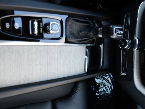 Used 2020 Volvo XC60 T6 Inscription w/ Protection Package Premier image 16