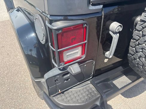 Used 2017 Jeep Wrangler Unlimited Sahara AWD/4WD image 11
