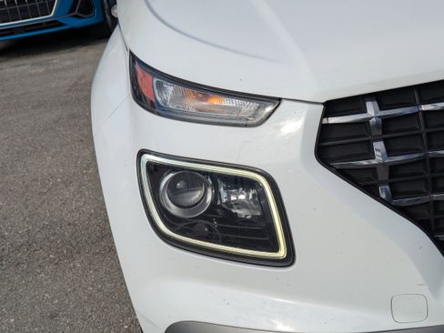 Used 2023 Hyundai Venue Limited image 10