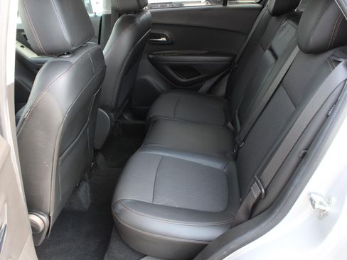 Used 2019 Chevrolet Trax LT w/ LT Convenience Package AWD/4WD image 18