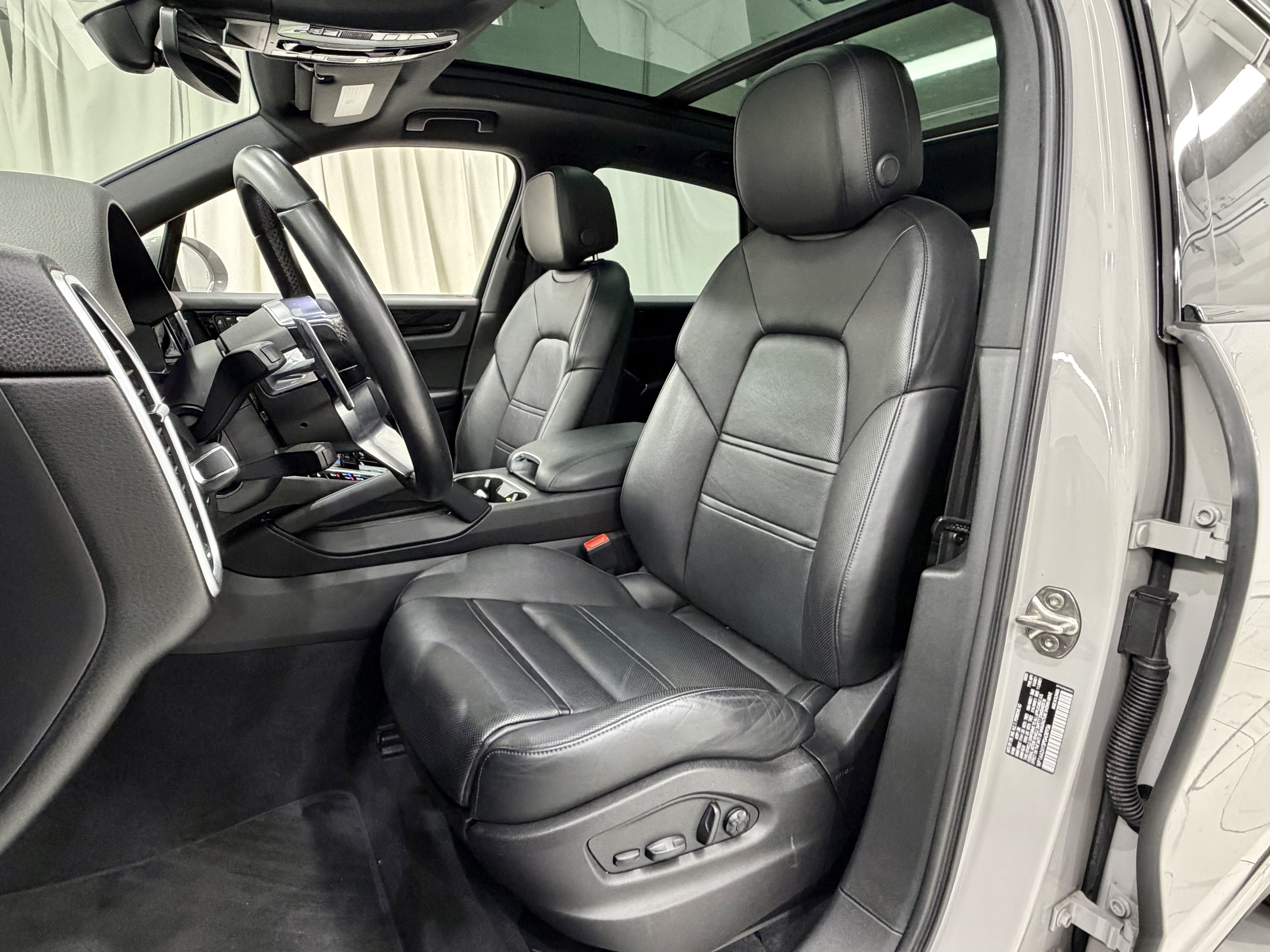 Certified 2023 Porsche Cayenne w/ Premium Package AWD/4WD image 31