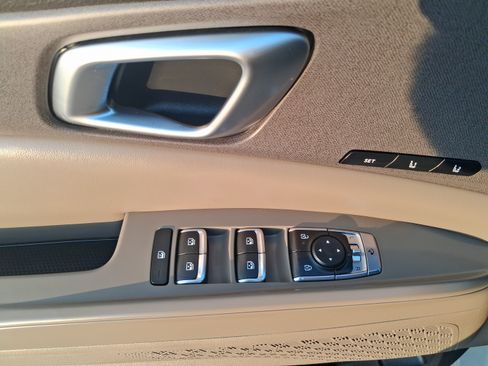 Used 2025 Kia Carnival EX FWD image 12