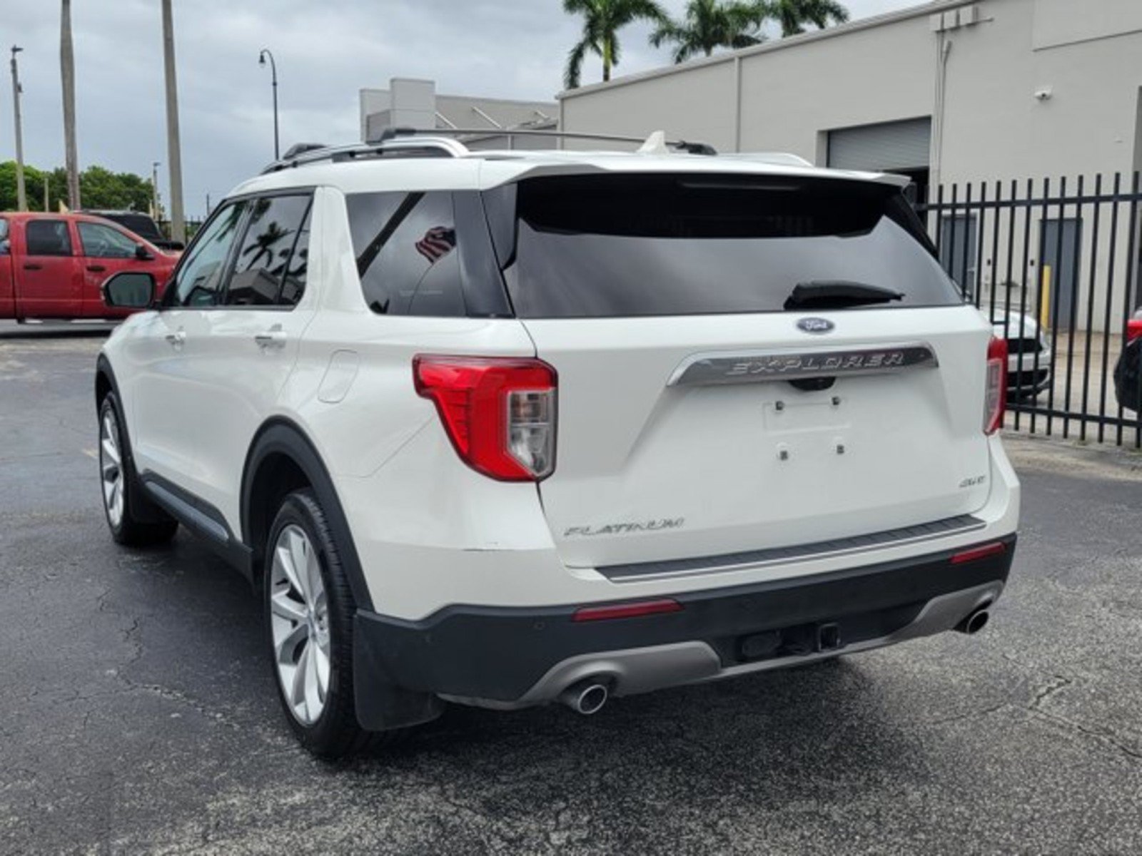 Used 2023 Ford Explorer Platinum w/ Technology Package AWD/4WD image 5