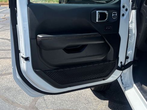 Used 2025 Jeep Wrangler Unlimited Sahara AWD/4WD image 18