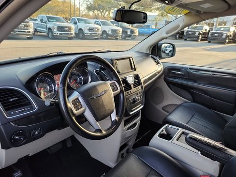 Used 2016 Chrysler Town & Country Touring image 7