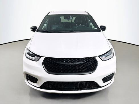 Used 2024 Chrysler Pacifica Limited image 2