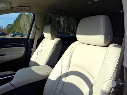 Used 2021 Buick Enclave Essence image 19