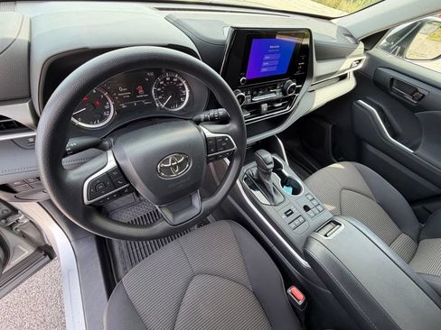 Used 2023 Toyota Highlander L AWD/4WD image 19