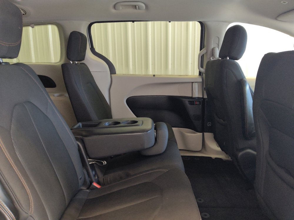 Used 2019 Chrysler Pacifica Touring Plus w/ Tire & Wheel Group FWD image 19
