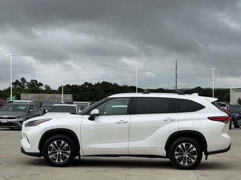 Used 2021 Toyota Highlander XLE AWD/4WD image 3