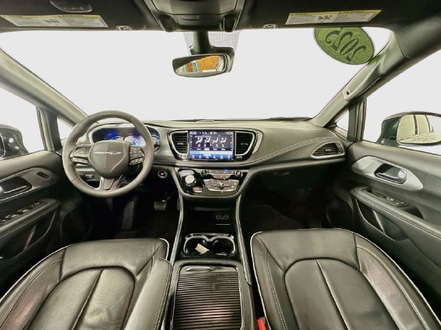 Used 2025 Chrysler Pacifica Premium FWD image 3