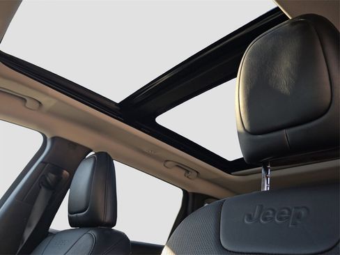 Used 2021 Jeep Cherokee Limited w/ Elite Package image 8