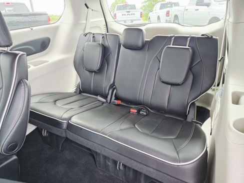 Used 2023 Chrysler Pacifica Limited FWD image 15