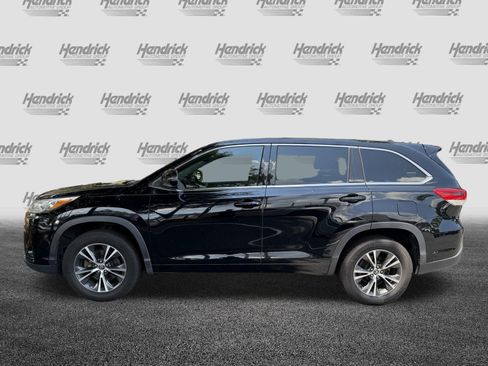 Used 2017 Toyota Highlander Plus FWD image 6