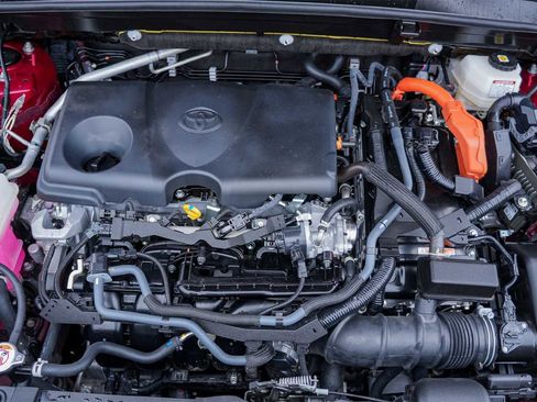 Used 2024 Toyota Venza XLE image 9