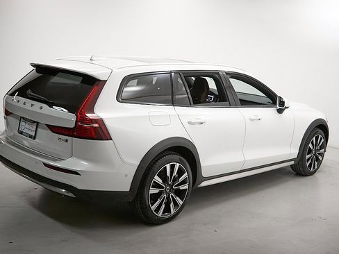Certified 2024 Volvo V60 B5 Cross Country Ultimate image 9