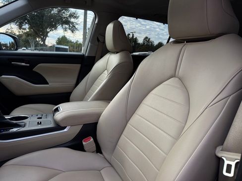 Used 2023 Toyota Highlander XLE image 40