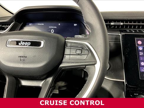 Used 2023 Jeep Grand Cherokee Laredo AWD/4WD image 12