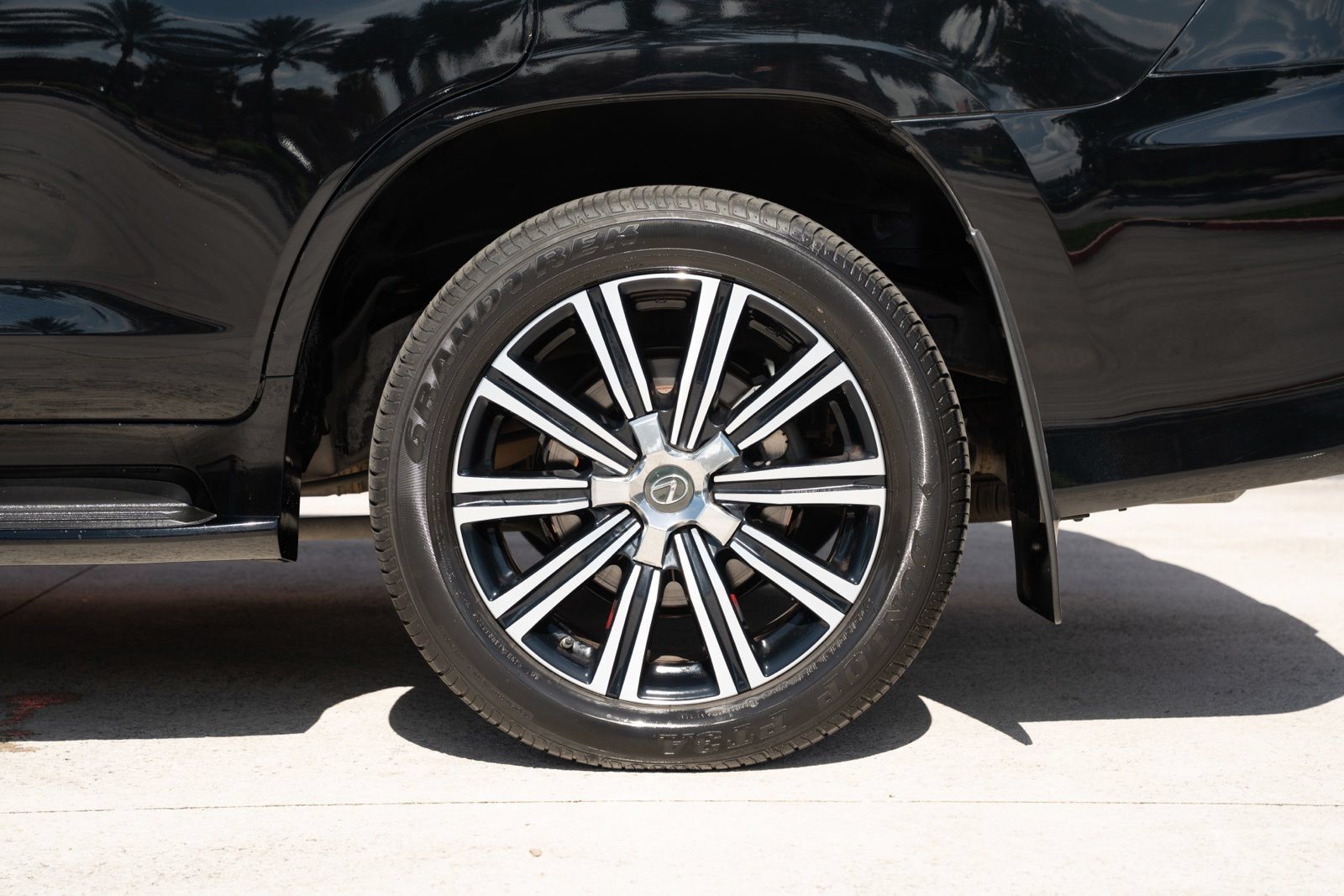 Used 2019 Lexus LX 570 4WD w/ Luxury Package image 10