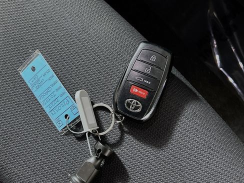 Used 2025 Toyota Corolla SE image 36