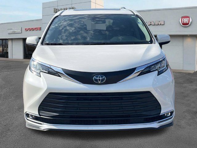Used 2021 Toyota Sienna XLE FWD image 2
